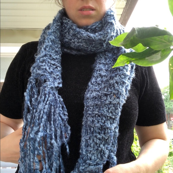 Chunky blue yarn winter scarf with fringe - Picture 1 of 3